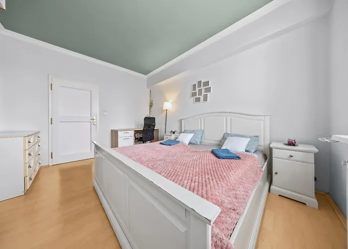 Big 4-room Spacious Apartment Pressburg